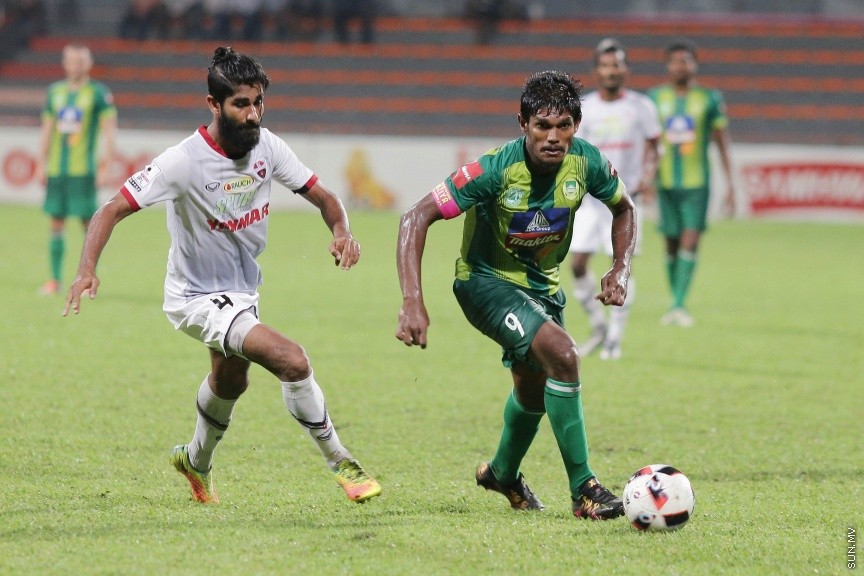 ނޮވެމްބަރ 25، 2016: ޕްރެޒިޑެންޓްސް ކަޕްގެ ސެމީ ފައިނަލްގެ ދެވަނަ މެޗުގައި މާޒިޔާ އާއި ޓީސީ ބައްދަލުކުރި މެޗުގެ ތެރެއިން -- ސަން ފޮޓޯ/ ފަޔާޒު މޫސާ
