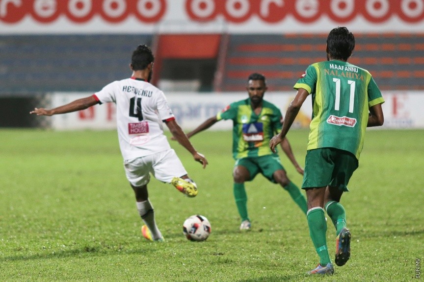 ނޮވެމްބަރ 25، 2016: ޕްރެޒިޑެންޓްސް ކަޕްގެ ސެމީ ފައިނަލްގެ ދެވަނަ މެޗުގައި މާޒިޔާ އާއި ޓީސީ ބައްދަލުކުރި މެޗުގެ ތެރެއިން -- ސަން ފޮޓޯ/ ފަޔާޒު މޫސާ