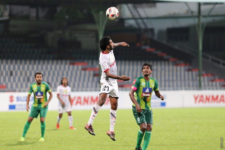 ނޮވެމްބަރ 25، 2016: ޕްރެޒިޑެންޓްސް ކަޕްގެ ސެމީ ފައިނަލްގެ ދެވަނަ މެޗުގައި މާޒިޔާ އާއި ޓީސީ ބައްދަލުކުރި މެޗުގެ ތެރެއިން -- ސަން ފޮޓޯ/ ފަޔާޒު މޫސާ