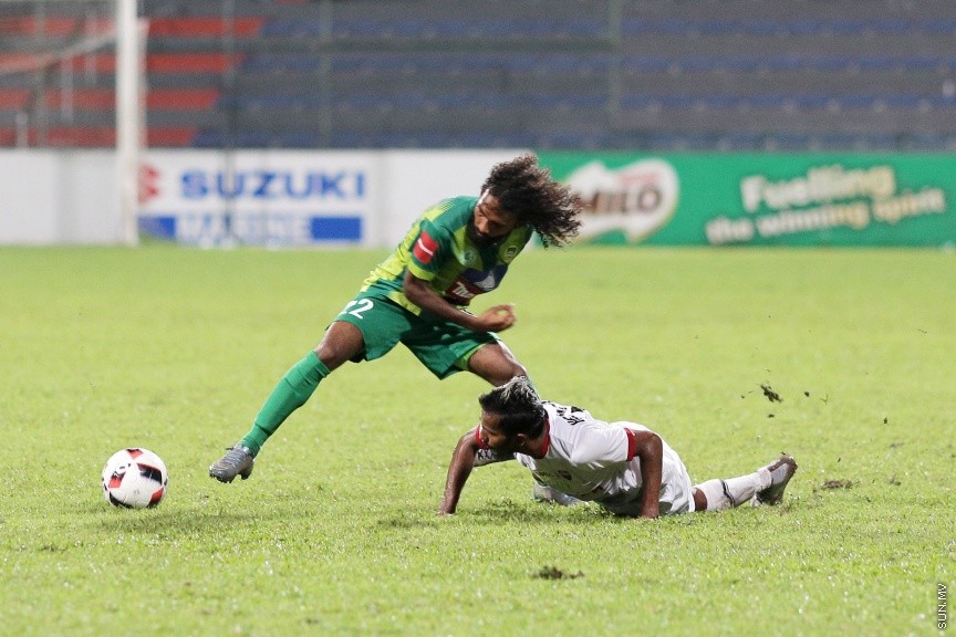 ނޮވެމްބަރ 25، 2016: ޕްރެޒިޑެންޓްސް ކަޕްގެ ސެމީ ފައިނަލްގެ ދެވަނަ މެޗުގައި މާޒިޔާ އާއި ޓީސީ ބައްދަލުކުރި މެޗުގެ ތެރެއިން -- ސަން ފޮޓޯ/ ފަޔާޒު މޫސާ
