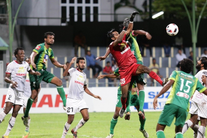 ނޮވެމްބަރ 25، 2016: ޕްރެޒިޑެންޓްސް ކަޕްގެ ސެމީ ފައިނަލްގެ ދެވަނަ މެޗުގައި މާޒިޔާ އާއި ޓީސީ ބައްދަލުކުރި މެޗުގެ ތެރެއިން -- ސަން ފޮޓޯ/ ފަޔާޒު މޫސާ