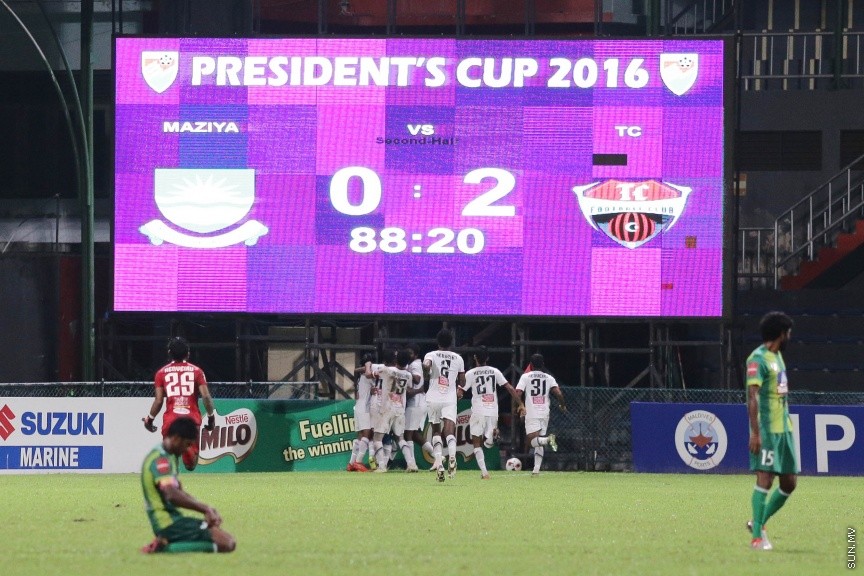 ނޮވެމްބަރ 25، 2016: ޕްރެޒިޑެންޓްސް ކަޕްގެ ސެމީ ފައިނަލްގެ ދެވަނަ މެޗުގައި މާޒިޔާ އާއި ޓީސީ ބައްދަލުކުރި މެޗުގެ ތެރެއިން -- ސަން ފޮޓޯ/ ފަޔާޒު މޫސާ