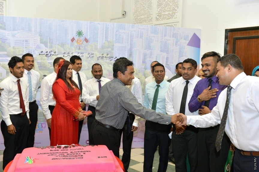 23 ނޮވެންބަރު 2016: ދަރުބާރުގޭގައި ބޭއްވި ޒުވާނުންގެ އިނާމު ދިނުމުގެ ޖަލްސާގެ ތެރެއިން---ފޮޓޯ: ރައީސް އޮފީސް