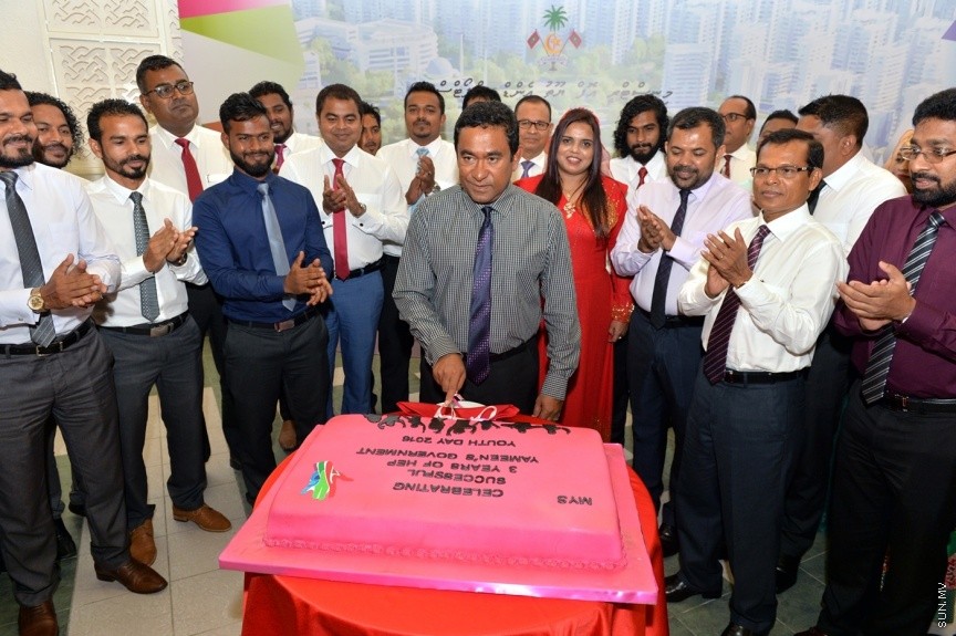 23 ނޮވެންބަރު 2016: ދަރުބާރުގޭގައި ބޭއްވި ޒުވާނުންގެ އިނާމު ދިނުމުގެ ޖަލްސާގެ ތެރެއިން---ފޮޓޯ: ރައީސް އޮފީސް