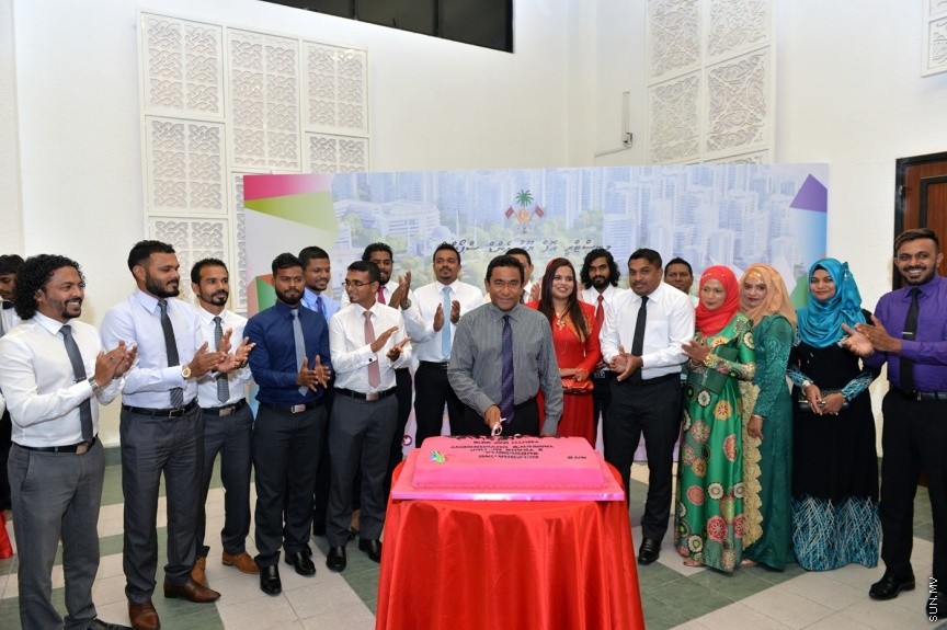 23 ނޮވެންބަރު 2016: ދަރުބާރުގޭގައި ބޭއްވި ޒުވާނުންގެ އިނާމު ދިނުމުގެ ޖަލްސާގެ ތެރެއިން---ފޮޓޯ: ރައީސް އޮފީސް