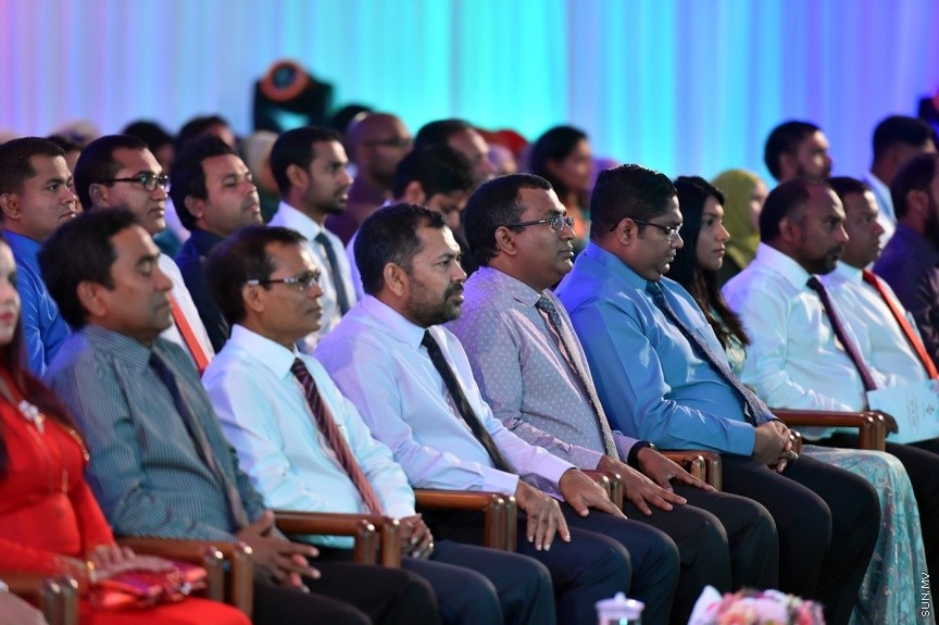 23 ނޮވެންބަރު 2016: ދަރުބާރުގޭގައި ބޭއްވި ޒުވާނުންގެ އިނާމު ދިނުމުގެ ޖަލްސާގެ ތެރެއިން---ފޮޓޯ: ރައީސް އޮފީސް