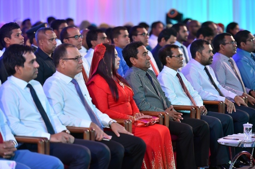 23 ނޮވެންބަރު 2016: ދަރުބާރުގޭގައި ބޭއްވި ޒުވާނުންގެ އިނާމު ދިނުމުގެ ޖަލްސާގެ ތެރެއިން---ފޮޓޯ: ރައީސް އޮފީސް