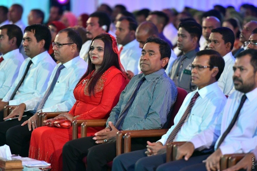 23 ނޮވެންބަރު 2016: ދަރުބާރުގޭގައި ބޭއްވި ޒުވާނުންގެ އިނާމު ދިނުމުގެ ޖަލްސާގެ ތެރެއިން---ފޮޓޯ: ރައީސް އޮފީސް