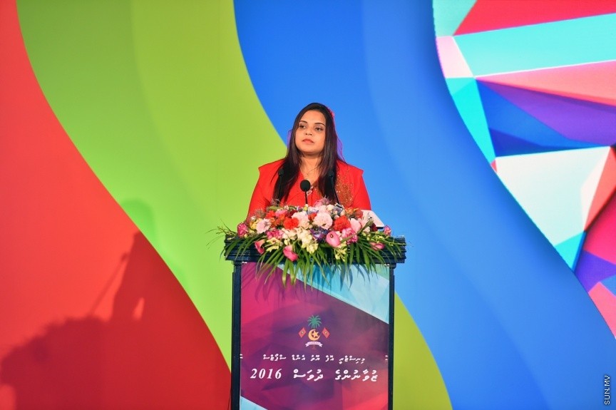 23 ނޮވެންބަރު 2016: ދަރުބާރުގޭގައި ބޭއްވި ޒުވާނުންގެ އިނާމު ދިނުމުގެ ޖަލްސާގެ ތެރެއިން---ފޮޓޯ: ރައީސް އޮފީސް