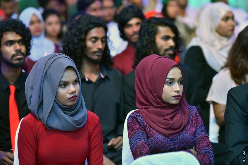 23 ނޮވެންބަރު 2016: ދަރުބާރުގޭގައި ބޭއްވި ޒުވާނުންގެ އިނާމު ދިނުމުގެ ޖަލްސާގެ ތެރެއިން---ފޮޓޯ: ރައީސް އޮފީސް