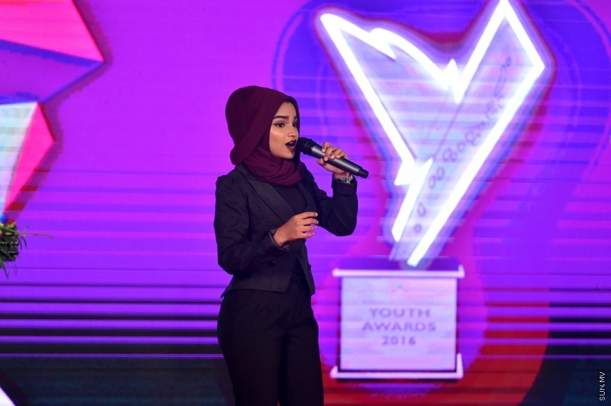 23 ނޮވެންބަރު 2016: ދަރުބާރުގޭގައި ބޭއްވި ޒުވާނުންގެ އިނާމު ދިނުމުގެ ޖަލްސާގެ ތެރެއިން---ފޮޓޯ: ރައީސް އޮފީސް