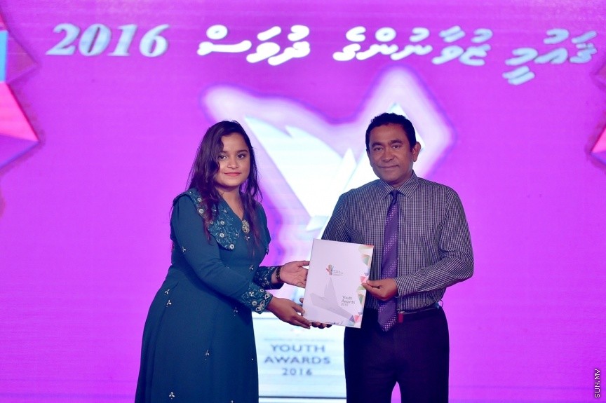 23 ނޮވެންބަރު 2016: ދަރުބާރުގޭގައި ބޭއްވި ޒުވާނުންގެ އިނާމު ދިނުމުގެ ޖަލްސާގެ ތެރެއިން---ފޮޓޯ: ރައީސް އޮފީސް