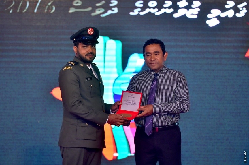 23 ނޮވެންބަރު 2016: ދަރުބާރުގޭގައި ބޭއްވި ޒުވާނުންގެ އިނާމު ދިނުމުގެ ޖަލްސާގެ ތެރެއިން---ފޮޓޯ: ރައީސް އޮފީސް