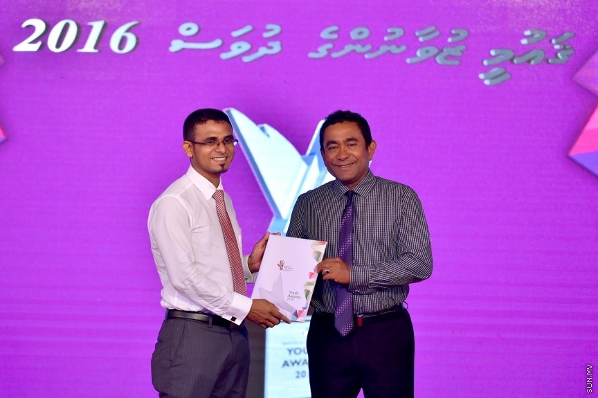23 ނޮވެންބަރު 2016: ދަރުބާރުގޭގައި ބޭއްވި ޒުވާނުންގެ އިނާމު ދިނުމުގެ ޖަލްސާގެ ތެރެއިން---ފޮޓޯ: ރައީސް އޮފީސް
