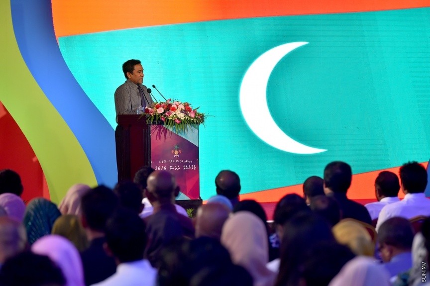 23 ނޮވެންބަރު 2016: ދަރުބާރުގޭގައި ބޭއްވި ޒުވާނުންގެ އިނާމު ދިނުމުގެ ޖަލްސާގެ ތެރެއިން---ފޮޓޯ: ރައީސް އޮފީސް