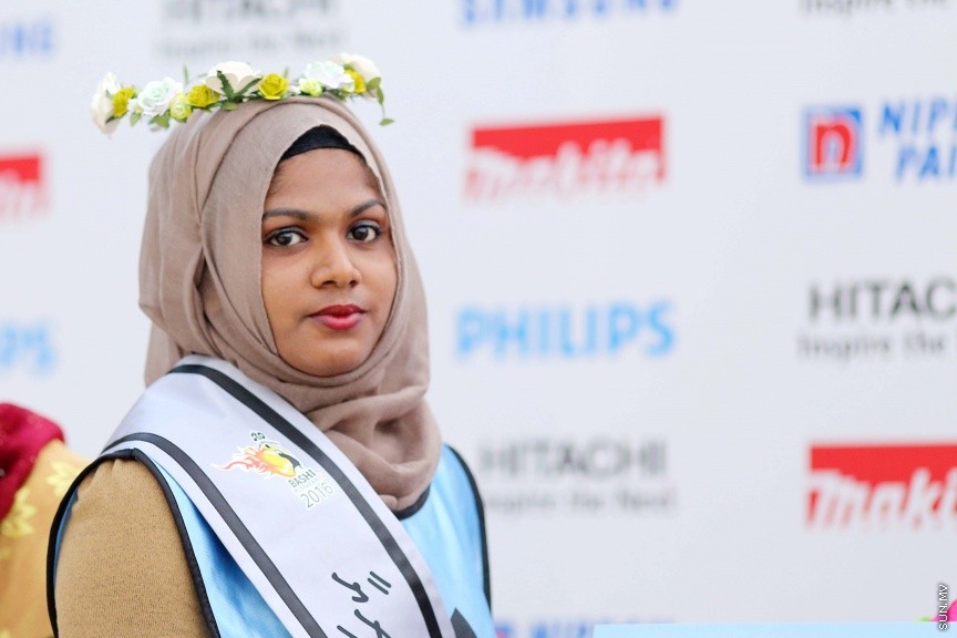 ނޮވެމްބަރ 27، 2016: އެސްޓީއޯ ހޯމް އިމްރޫވްމަންޓް ބަށިބޯޅަ މުބާރާތުގެ ބަށި ރާނީއަކަށް ހޮވުނު ލުބްނާ --- ސަން ފޮޓޯ/ ފަޔާޒް މޫސާ