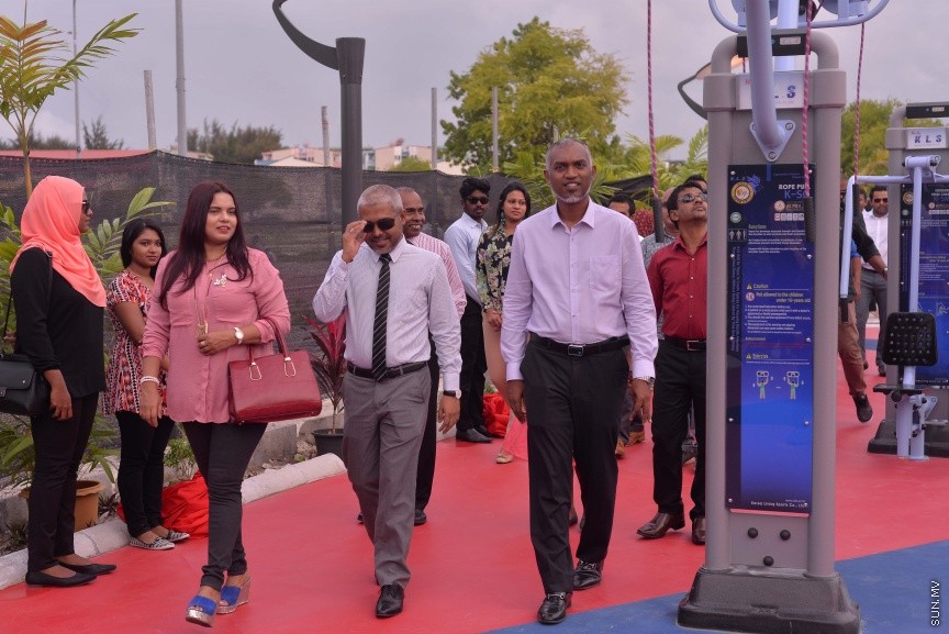 27 ނޮވެމްބަރ 2016: ހުޅުމާލޭ ސެންޓްރަލް ޕާކުގައި ހެދި އައުޓްޑޯ ޖިމް ހުޅުވުމުގެ ރަސްމިއްޔާތުގެ ތެރެއިން: މި ޖިމް ހުޅުއްވައި ދެއްވީ ޔޫތް މިނިސްޓަރ އިރުތިޝާމް އަދަމް----ސަން ފޮޓޯ// މުހައްމަދު އަފްރާހް