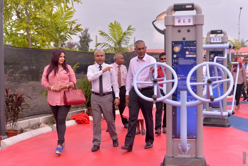 27 ނޮވެމްބަރ 2016: ހުޅުމާލޭ ސެންޓްރަލް ޕާކުގައި ހެދި އައުޓްޑޯ ޖިމް ހުޅުވުމުގެ ރަސްމިއްޔާތުގެ ތެރެއިން: މި ޖިމް ހުޅުއްވައި ދެއްވީ ޔޫތް މިނިސްޓަރ އިރުތިޝާމް އަދަމް----ސަން ފޮޓޯ// މުހައްމަދު އަފްރާހް
