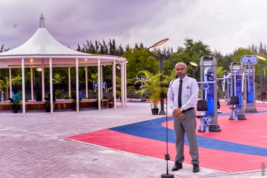 27 ނޮވެމްބަރ 2016: ހުޅުމާލޭ ސެންޓްރަލް ޕާކުގައި ހެދި އައުޓްޑޯ ޖިމް ހުޅުވުމުގެ ރަސްމިއްޔާތުގެ ތެރެއިން: މި ޖިމް ހުޅުއްވައި ދެއްވީ ޔޫތް މިނިސްޓަރ އިރުތިޝާމް އަދަމް----ސަން ފޮޓޯ// މުހައްމަދު އަފްރާހް