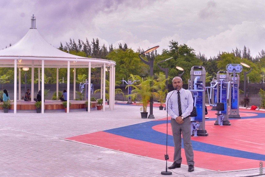 27 ނޮވެމްބަރ 2016: ހުޅުމާލޭ ސެންޓްރަލް ޕާކުގައި ހެދި އައުޓްޑޯ ޖިމް ހުޅުވުމުގެ ރަސްމިއްޔާތުގެ ތެރެއިން: މި ޖިމް ހުޅުއްވައި ދެއްވީ ޔޫތް މިނިސްޓަރ އިރުތިޝާމް އަދަމް----ސަން ފޮޓޯ// މުހައްމަދު އަފްރާހް