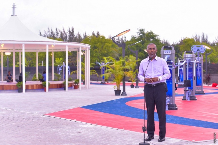 27 ނޮވެމްބަރ 2016: ހުޅުމާލޭ ސެންޓްރަލް ޕާކުގައި ހެދި އައުޓްޑޯ ޖިމް ހުޅުވުމުގެ ރަސްމިއްޔާތުގެ ތެރެއިން: މި ޖިމް ހުޅުއްވައި ދެއްވީ ޔޫތް މިނިސްޓަރ އިރުތިޝާމް އަދަމް----ސަން ފޮޓޯ// މުހައްމަދު އަފްރާހް