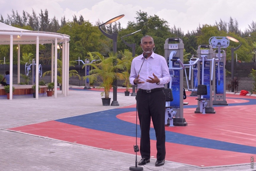 27 ނޮވެމްބަރ 2016: ހުޅުމާލޭ ސެންޓްރަލް ޕާކުގައި ހެދި އައުޓްޑޯ ޖިމް ހުޅުވުމުގެ ރަސްމިއްޔާތުގެ ތެރެއިން: މި ޖިމް ހުޅުއްވައި ދެއްވީ ޔޫތް މިނިސްޓަރ އިރުތިޝާމް އަދަމް----ސަން ފޮޓޯ// މުހައްމަދު އަފްރާހް