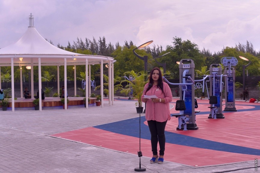 27 ނޮވެމްބަރ 2016: ހުޅުމާލޭ ސެންޓްރަލް ޕާކުގައި ހެދި އައުޓްޑޯ ޖިމް ހުޅުވުމުގެ ރަސްމިއްޔާތުގެ ތެރެއިން: މި ޖިމް ހުޅުއްވައި ދެއްވީ ޔޫތް މިނިސްޓަރ އިރުތިޝާމް އަދަމް----ސަން ފޮޓޯ// މުހައްމަދު އަފްރާހް