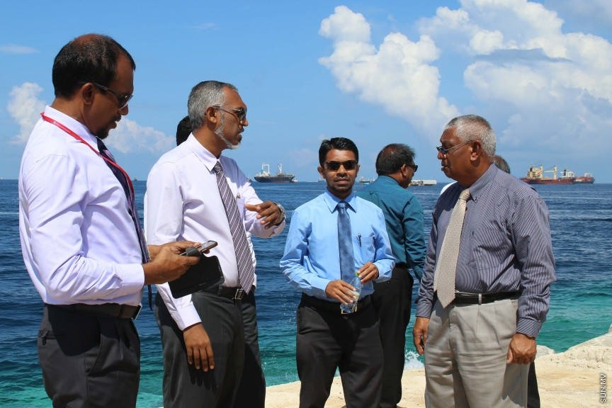29 ނޮވެމްބަރ 2016: މާލެ އިންޑަސްޓުރިއަލް ވިލެޖުގައި ކުނިނައްތާލުމުގެ ނިިޒާމް ގާއިމް ކުރުމަށް ބޭނުންވާ ބިން އެންވަޔަރަންމަންޓު މިނިސްޓްރީއާއި ހަވާލު  ކުރުމަށް ބޭއްވި ރަސްމިއްޔާތުގެ ތެރެއިން---ސަން ފޮޓޯ// މުހައްމަދު އަފްރާހް