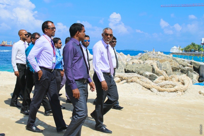 29 ނޮވެމްބަރ 2016: މާލެ އިންޑަސްޓުރިއަލް ވިލެޖުގައި ކުނިނައްތާލުމުގެ ނިިޒާމް ގާއިމް ކުރުމަށް ބޭނުންވާ ބިން އެންވަޔަރަންމަންޓު މިނިސްޓްރީއާއި ހަވާލު  ކުރުމަށް ބޭއްވި ރަސްމިއްޔާތުގެ ތެރެއިން---ސަން ފޮޓޯ// މުހައްމަދު އަފްރާހް