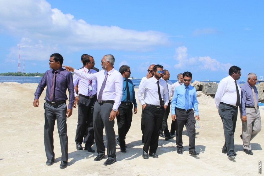 29 ނޮވެމްބަރ 2016: މާލެ އިންޑަސްޓުރިއަލް ވިލެޖުގައި ކުނިނައްތާލުމުގެ ނިިޒާމް ގާއިމް ކުރުމަށް ބޭނުންވާ ބިން އެންވަޔަރަންމަންޓު މިނިސްޓްރީއާއި ހަވާލު  ކުރުމަށް ބޭއްވި ރަސްމިއްޔާތުގެ ތެރެއިން---ސަން ފޮޓޯ// މުހައްމަދު އަފްރާހް
