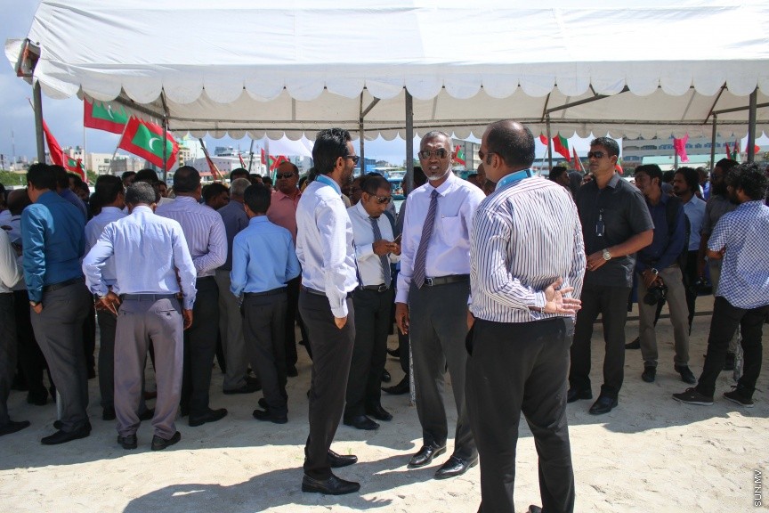 29 ނޮވެމްބަރ 2016: މާލެ އިންޑަސްޓުރިއަލް ވިލެޖުގައި ކުނިނައްތާލުމުގެ ނިިޒާމް ގާއިމް ކުރުމަށް ބޭނުންވާ ބިން އެންވަޔަރަންމަންޓު މިނިސްޓްރީއާއި ހަވާލު  ކުރުމަށް ބޭއްވި ރަސްމިއްޔާތުގެ ތެރެއިން---ސަން ފޮޓޯ// މުހައްމަދު އަފްރާހް