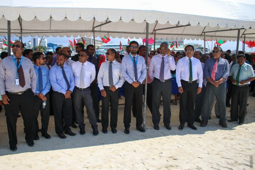 29 ނޮވެމްބަރ 2016: މާލެ އިންޑަސްޓުރިއަލް ވިލެޖުގައި ކުނިނައްތާލުމުގެ ނިިޒާމް ގާއިމް ކުރުމަށް ބޭނުންވާ ބިން އެންވަޔަރަންމަންޓު މިނިސްޓްރީއާއި ހަވާލު  ކުރުމަށް ބޭއްވި ރަސްމިއްޔާތުގެ ތެރެއިން---ސަން ފޮޓޯ// މުހައްމަދު އަފްރާހް