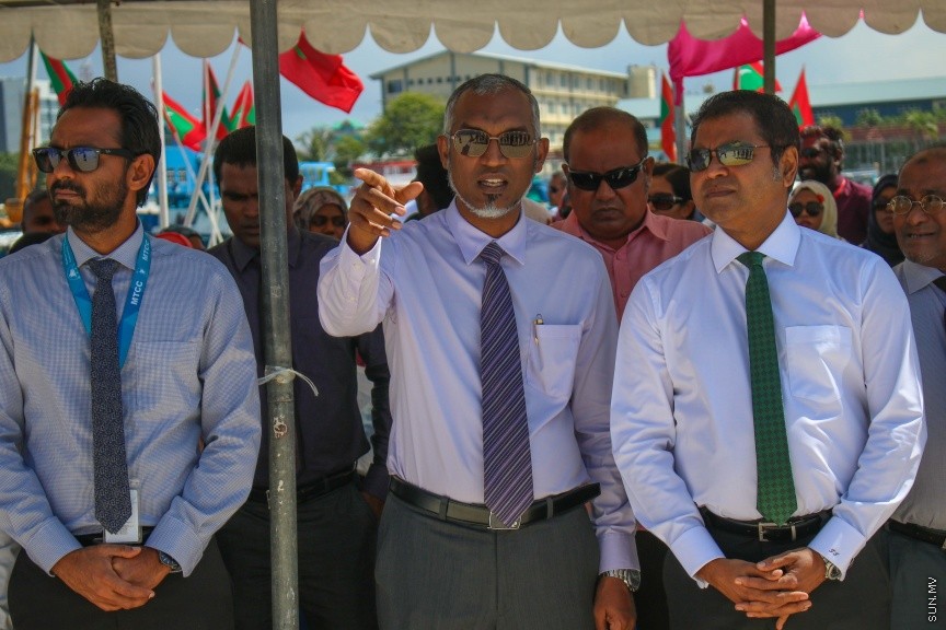 29 ނޮވެމްބަރ 2016: މާލެ އިންޑަސްޓުރިއަލް ވިލެޖުގައި ކުނިނައްތާލުމުގެ ނިިޒާމް ގާއިމް ކުރުމަށް ބޭނުންވާ ބިން އެންވަޔަރަންމަންޓު މިނިސްޓްރީއާއި ހަވާލު  ކުރުމަށް ބޭއްވި ރަސްމިއްޔާތުގެ ތެރެއިން---ސަން ފޮޓޯ// މުހައްމަދު އަފްރާހް