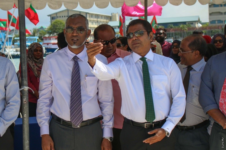 29 ނޮވެމްބަރ 2016: މާލެ އިންޑަސްޓުރިއަލް ވިލެޖުގައި ކުނިނައްތާލުމުގެ ނިިޒާމް ގާއިމް ކުރުމަށް ބޭނުންވާ ބިން އެންވަޔަރަންމަންޓު މިނިސްޓްރީއާއި ހަވާލު  ކުރުމަށް ބޭއްވި ރަސްމިއްޔާތުގެ ތެރެއިން---ސަން ފޮޓޯ// މުހައްމަދު އަފްރާހް