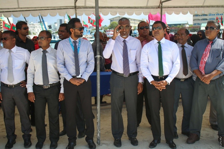 29 ނޮވެމްބަރ 2016: މާލެ އިންޑަސްޓުރިއަލް ވިލެޖުގައި ކުނިނައްތާލުމުގެ ނިިޒާމް ގާއިމް ކުރުމަށް ބޭނުންވާ ބިން އެންވަޔަރަންމަންޓު މިނިސްޓްރީއާއި ހަވާލު  ކުރުމަށް ބޭއްވި ރަސްމިއްޔާތުގެ ތެރެއިން---ސަން ފޮޓޯ// މުހައްމަދު އަފްރާހް