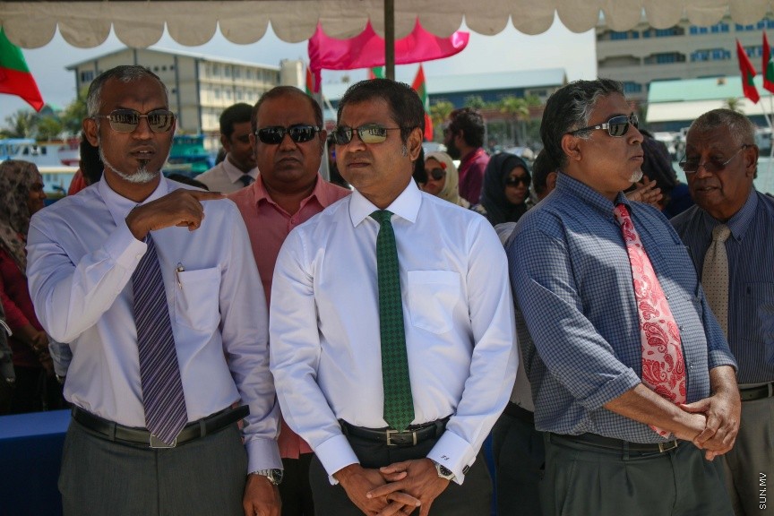 29 ނޮވެމްބަރ 2016: މާލެ އިންޑަސްޓުރިއަލް ވިލެޖުގައި ކުނިނައްތާލުމުގެ ނިިޒާމް ގާއިމް ކުރުމަށް ބޭނުންވާ ބިން އެންވަޔަރަންމަންޓު މިނިސްޓްރީއާއި ހަވާލު  ކުރުމަށް ބޭއްވި ރަސްމިއްޔާތުގެ ތެރެއިން---ސަން ފޮޓޯ// މުހައްމަދު އަފްރާހް
