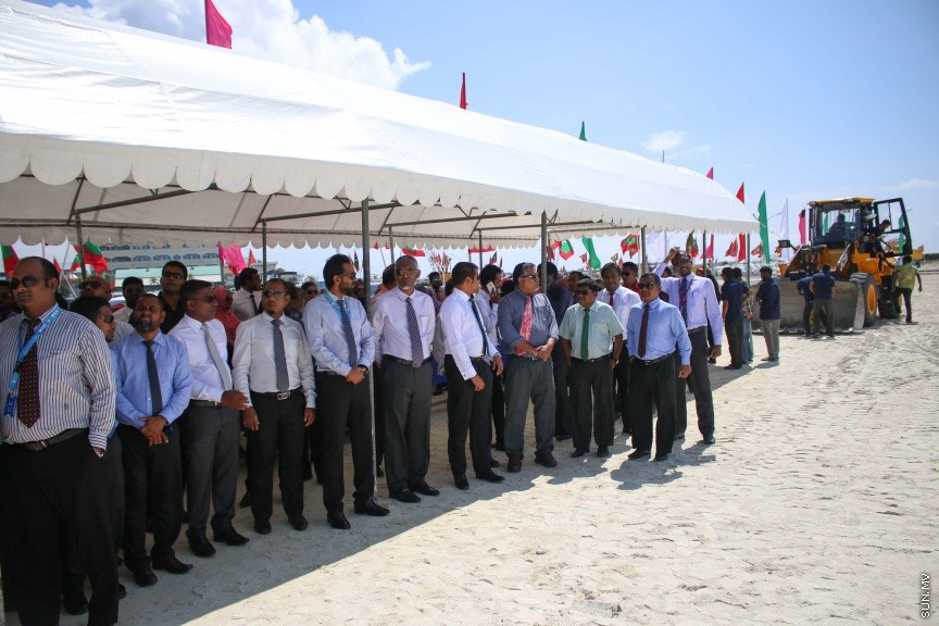 29 ނޮވެމްބަރ 2016: މާލެ އިންޑަސްޓުރިއަލް ވިލެޖުގައި ކުނިނައްތާލުމުގެ ނިިޒާމް ގާއިމް ކުރުމަށް ބޭނުންވާ ބިން އެންވަޔަރަންމަންޓު މިނިސްޓްރީއާއި ހަވާލު  ކުރުމަށް ބޭއްވި ރަސްމިއްޔާތުގެ ތެރެއިން---ސަން ފޮޓޯ// މުހައްމަދު އަފްރާހް
