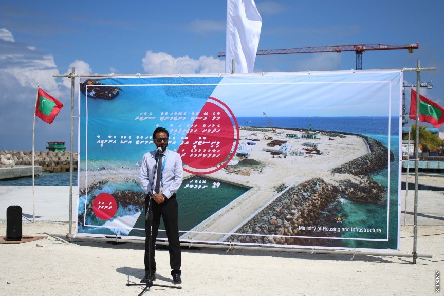 29 ނޮވެމްބަރ 2016: މާލެ އިންޑަސްޓުރިއަލް ވިލެޖުގައި ކުނިނައްތާލުމުގެ ނިިޒާމް ގާއިމް ކުރުމަށް ބޭނުންވާ ބިން އެންވަޔަރަންމަންޓު މިނިސްޓްރީއާއި ހަވާލު  ކުރުމަށް ބޭއްވި ރަސްމިއްޔާތުގެ ތެރެއިން---ސަން ފޮޓޯ// މުހައްމަދު އަފްރާހް