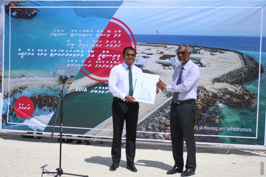 29 ނޮވެމްބަރ 2016: މާލެ އިންޑަސްޓުރިއަލް ވިލެޖުގައި ކުނިނައްތާލުމުގެ ނިިޒާމް ގާއިމް ކުރުމަށް ބޭނުންވާ ބިން އެންވަޔަރަންމަންޓު މިނިސްޓްރީއާއި ހަވާލު  ކުރުމަށް ބޭއްވި ރަސްމިއްޔާތުގެ ތެރެއިން---ސަން ފޮޓޯ// މުހައްމަދު އަފްރާހް