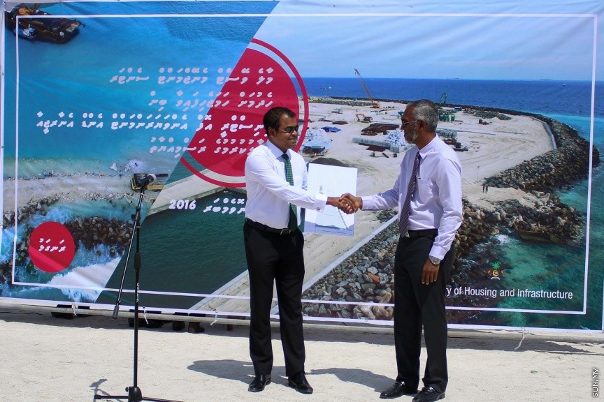 29 ނޮވެމްބަރ 2016: މާލެ އިންޑަސްޓުރިއަލް ވިލެޖުގައި ކުނިނައްތާލުމުގެ ނިިޒާމް ގާއިމް ކުރުމަށް ބޭނުންވާ ބިން އެންވަޔަރަންމަންޓު މިނިސްޓްރީއާއި ހަވާލު  ކުރުމަށް ބޭއްވި ރަސްމިއްޔާތުގެ ތެރެއިން---ސަން ފޮޓޯ// މުހައްމަދު އަފްރާހް