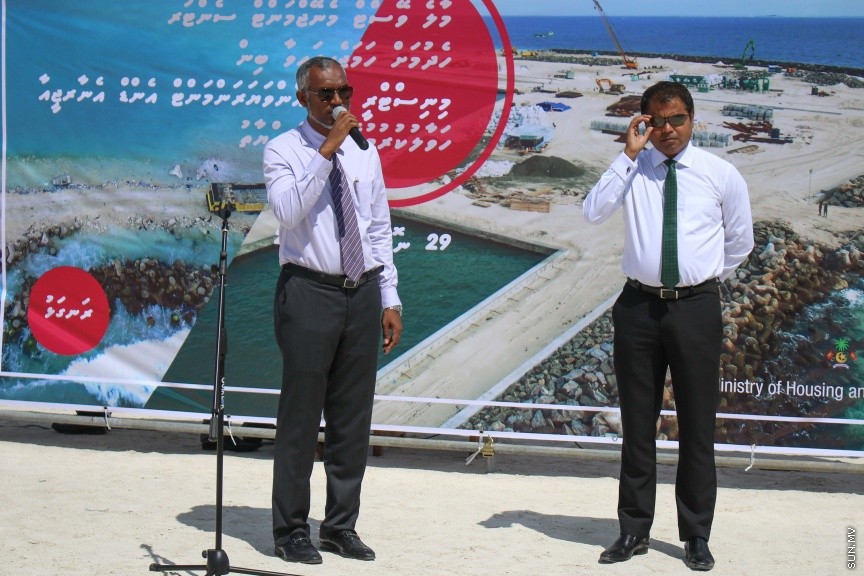 29 ނޮވެމްބަރ 2016: މާލެ އިންޑަސްޓުރިއަލް ވިލެޖުގައި ކުނިނައްތާލުމުގެ ނިިޒާމް ގާއިމް ކުރުމަށް ބޭނުންވާ ބިން އެންވަޔަރަންމަންޓު މިނިސްޓްރީއާއި ހަވާލު  ކުރުމަށް ބޭއްވި ރަސްމިއްޔާތުގެ ތެރެއިން---ސަން ފޮޓޯ// މުހައްމަދު އަފްރާހް