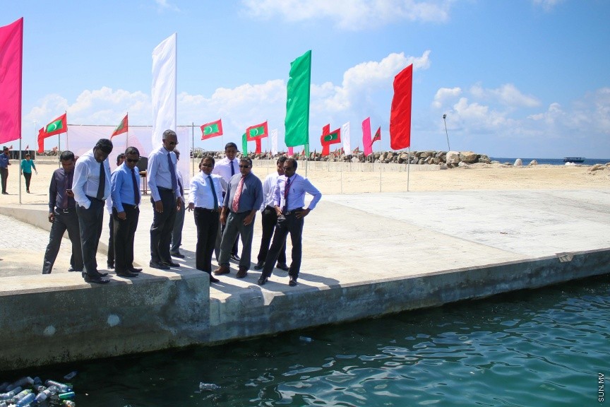29 ނޮވެމްބަރ 2016: މާލެ އިންޑަސްޓުރިއަލް ވިލެޖުގައި ކުނިނައްތާލުމުގެ ނިިޒާމް ގާއިމް ކުރުމަށް ބޭނުންވާ ބިން އެންވަޔަރަންމަންޓު މިނިސްޓްރީއާއި ހަވާލު  ކުރުމަށް ބޭއްވި ރަސްމިއްޔާތުގެ ތެރެއިން---ސަން ފޮޓޯ// މުހައްމަދު އަފްރާހް