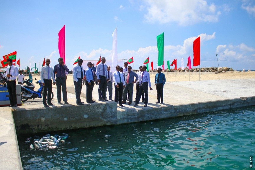 29 ނޮވެމްބަރ 2016: މާލެ އިންޑަސްޓުރިއަލް ވިލެޖުގައި ކުނިނައްތާލުމުގެ ނިިޒާމް ގާއިމް ކުރުމަށް ބޭނުންވާ ބިން އެންވަޔަރަންމަންޓު މިނިސްޓްރީއާއި ހަވާލު  ކުރުމަށް ބޭއްވި ރަސްމިއްޔާތުގެ ތެރެއިން---ސަން ފޮޓޯ// މުހައްމަދު އަފްރާހް