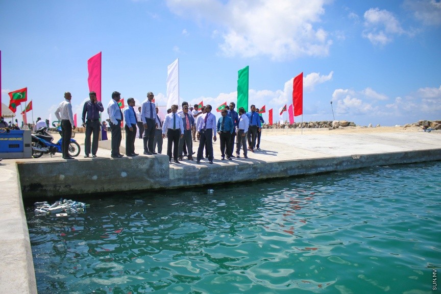 29 ނޮވެމްބަރ 2016: މާލެ އިންޑަސްޓުރިއަލް ވިލެޖުގައި ކުނިނައްތާލުމުގެ ނިިޒާމް ގާއިމް ކުރުމަށް ބޭނުންވާ ބިން އެންވަޔަރަންމަންޓު މިނިސްޓްރީއާއި ހަވާލު  ކުރުމަށް ބޭއްވި ރަސްމިއްޔާތުގެ ތެރެއިން---ސަން ފޮޓޯ// މުހައްމަދު އަފްރާހް