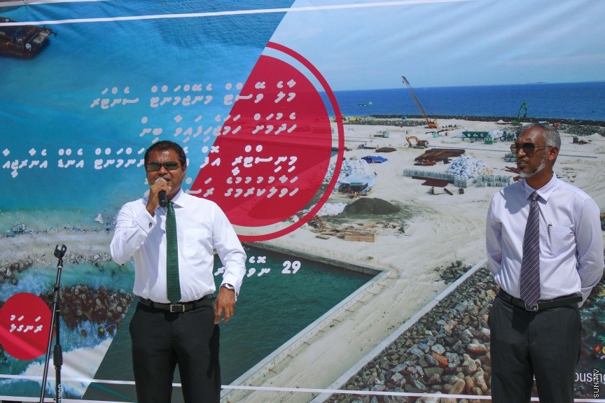 29 ނޮވެމްބަރ 2016: މާލެ އިންޑަސްޓުރިއަލް ވިލެޖުގައި ކުނިނައްތާލުމުގެ ނިިޒާމް ގާއިމް ކުރުމަށް ބޭނުންވާ ބިން އެންވަޔަރަންމަންޓު މިނިސްޓްރީއާއި ހަވާލު  ކުރުމަށް ބޭއްވި ރަސްމިއްޔާތުގެ ތެރެއިން---ސަން ފޮޓޯ// މުހައްމަދު އަފްރާހް