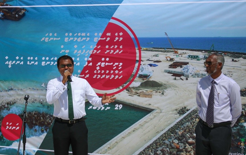 29 ނޮވެމްބަރ 2016: މާލެ އިންޑަސްޓުރިއަލް ވިލެޖުގައި ކުނިނައްތާލުމުގެ ނިިޒާމް ގާއިމް ކުރުމަށް ބޭނުންވާ ބިން އެންވަޔަރަންމަންޓު މިނިސްޓްރީއާއި ހަވާލު  ކުރުމަށް ބޭއްވި ރަސްމިއްޔާތުގެ ތެރެއިން---ސަން ފޮޓޯ// މުހައްމަދު އަފްރާހް