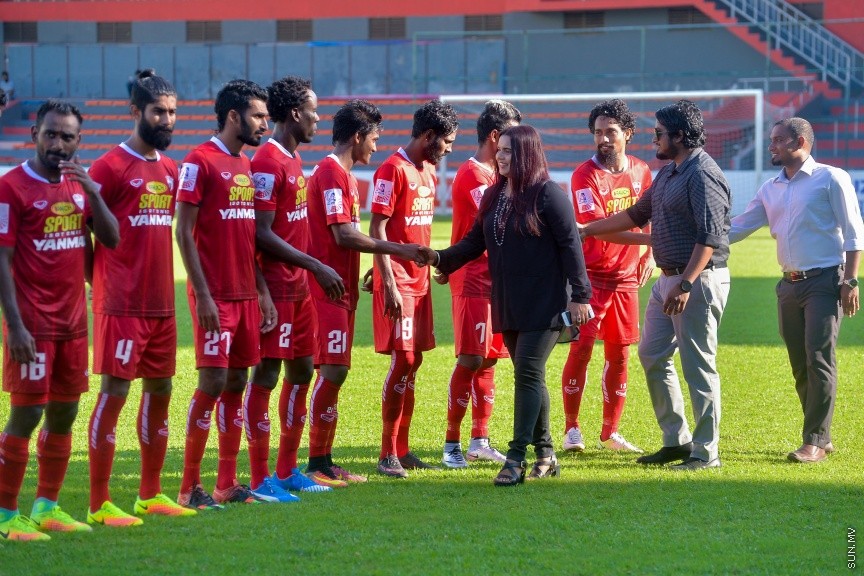 29 ނޮވެމްބަރ 2016: ޓީސީ ސްޕޯޓްސް ކްލަބު ބަލިކޮށް، ކްލަބު އީގަލްސް އިން ފުރަތަމަ ފަހަރަށް ޕްރެޒިޑެންޓްސް ކަޕްގެ ޗެމްޕިއަންކަން ހޯދައިފި: ގައުމީ ފުޓްބޯޅަ ދަނޑުގައި މިއަދު ހަވީރު ކުޅުނު ޕްރެޒިޑެންޓްސް ކަޕްގެ ފައިނަލް މެޗުގައި ޓީސީގެ މައްޗަށް އީގަލްސް އިން ކުރި ހޯދީ 1-0 ލަނޑުން އެ މެޗުޝަރަފްވެރިކޮށްދެއްވީ ރާއްޖޭގެ ރައީސުލްޖުމްހޫރިއްޔާ އަބްދުﷲ ޔާމީން އަބްދުލްޤައްޔޫމް---ސަން ފޮޓޯ// މުހައްމަދު އަފްރާހް