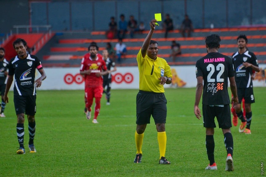 29 ނޮވެމްބަރ 2016: ޓީސީ ސްޕޯޓްސް ކްލަބު ބަލިކޮށް، ކްލަބު އީގަލްސް އިން ފުރަތަމަ ފަހަރަށް ޕްރެޒިޑެންޓްސް ކަޕްގެ ޗެމްޕިއަންކަން ހޯދައިފި: ގައުމީ ފުޓްބޯޅަ ދަނޑުގައި މިއަދު ހަވީރު ކުޅުނު ޕްރެޒިޑެންޓްސް ކަޕްގެ ފައިނަލް މެޗުގައި ޓީސީގެ މައްޗަށް އީގަލްސް އިން ކުރި ހޯދީ 1-0 ލަނޑުން އެ މެޗުޝަރަފްވެރިކޮށްދެއްވީ ރާއްޖޭގެ ރައީސުލްޖުމްހޫރިއްޔާ އަބްދުﷲ ޔާމީން އަބްދުލްޤައްޔޫމް---ސަން ފޮޓޯ// މުހައްމަދު އަފްރާހް