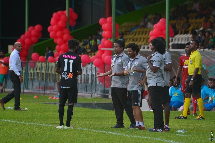 29 ނޮވެމްބަރ 2016: ޓީސީ ސްޕޯޓްސް ކްލަބު ބަލިކޮށް، ކްލަބު އީގަލްސް އިން ފުރަތަމަ ފަހަރަށް ޕްރެޒިޑެންޓްސް ކަޕްގެ ޗެމްޕިއަންކަން ހޯދައިފި: ގައުމީ ފުޓްބޯޅަ ދަނޑުގައި މިއަދު ހަވީރު ކުޅުނު ޕްރެޒިޑެންޓްސް ކަޕްގެ ފައިނަލް މެޗުގައި ޓީސީގެ މައްޗަށް އީގަލްސް އިން ކުރި ހޯދީ 1-0 ލަނޑުން އެ މެޗުޝަރަފްވެރިކޮށްދެއްވީ ރާއްޖޭގެ ރައީސުލްޖުމްހޫރިއްޔާ އަބްދުﷲ ޔާމީން އަބްދުލްޤައްޔޫމް---ސަން ފޮޓޯ// މުހައްމަދު އަފްރާހް