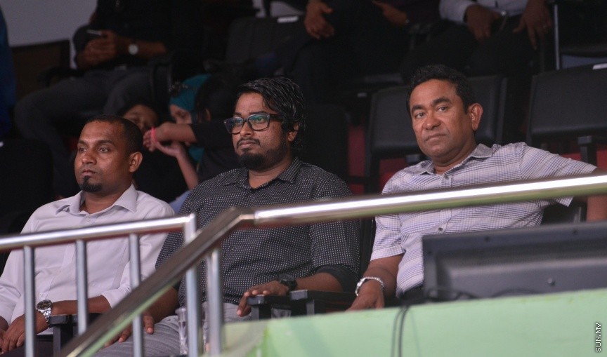 29 ނޮވެމްބަރ 2016: ޓީސީ ސްޕޯޓްސް ކްލަބު ބަލިކޮށް، ކްލަބު އީގަލްސް އިން ފުރަތަމަ ފަހަރަށް ޕްރެޒިޑެންޓްސް ކަޕްގެ ޗެމްޕިއަންކަން ހޯދައިފި: ގައުމީ ފުޓްބޯޅަ ދަނޑުގައި މިއަދު ހަވީރު ކުޅުނު ޕްރެޒިޑެންޓްސް ކަޕްގެ ފައިނަލް މެޗުގައި ޓީސީގެ މައްޗަށް އީގަލްސް އިން ކުރި ހޯދީ 1-0 ލަނޑުން އެ މެޗުޝަރަފްވެރިކޮށްދެއްވީ ރާއްޖޭގެ ރައީސުލްޖުމްހޫރިއްޔާ އަބްދުﷲ ޔާމީން އަބްދުލްޤައްޔޫމް---ސަން ފޮޓޯ// މުހައްމަދު އަފްރާހް